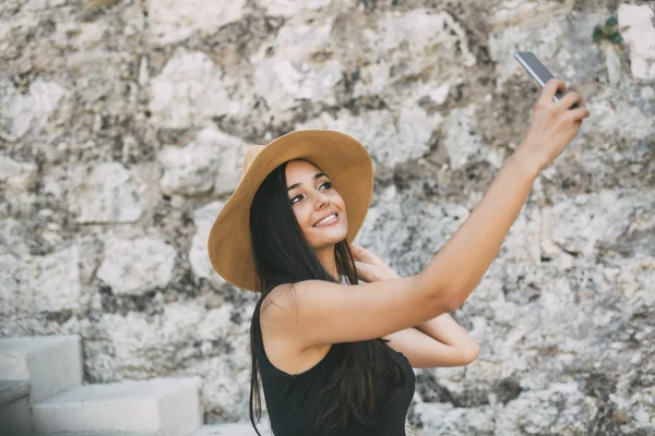 Gyönyörű lány vesz egy selfie — Stock Fotó