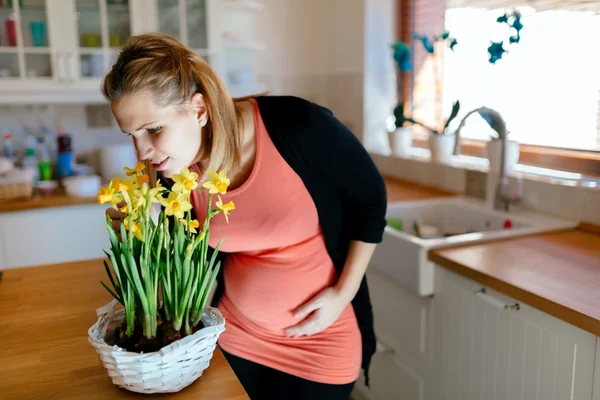 妊娠中の女性の花の世話 — ストック写真