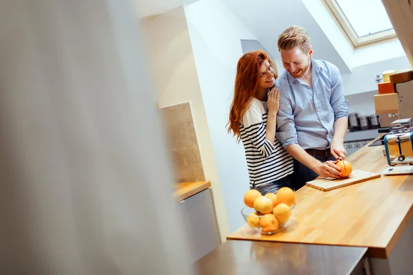 Feliz pareja haciendo jugo orgánico — Foto de Stock