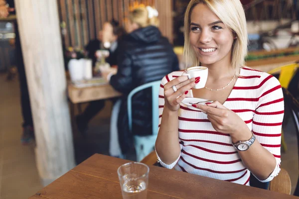 Hermosa mujer bebiendo café —  Fotos de Stock