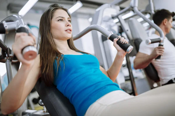 Personer som tränar på gym — Stockfoto