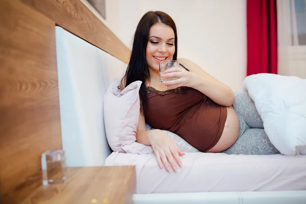 Zwangere vrouw blijven gehydrateerd — Stockfoto