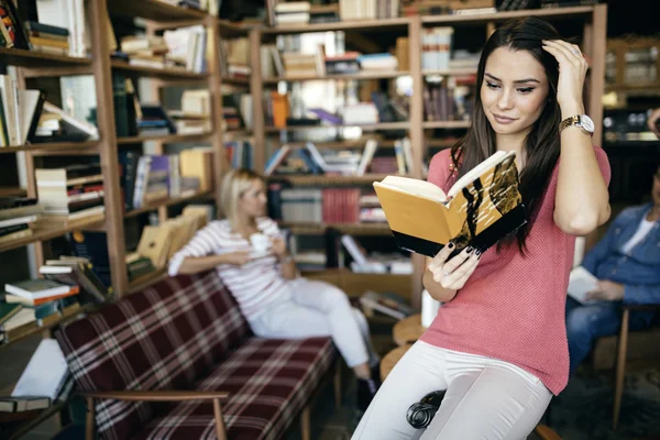 Schüler lesen Bücher in Bibliothek — Stockfoto