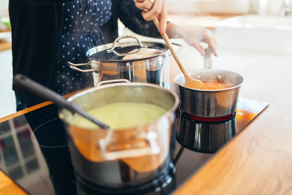 Mulher fazendo almoço na cozinha — Fotografia de Stock