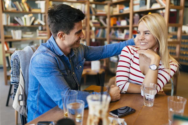 Hermosa pareja enamorada coqueteando en la cafetería —  Fotos de Stock