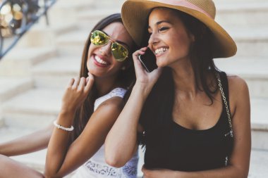Çekici kadınlar telefonda konuşurken
