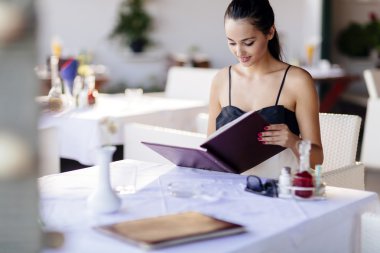 Güzel kadın menüden sipariş