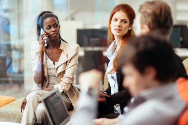 Konuşma sırasında iş adamları