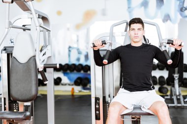 Yakışıklı genç adam bir spor salonunda eğitim