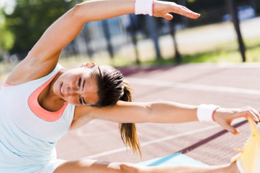 Atletik kadın yaz aylarında germe