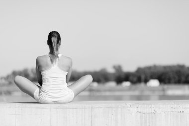 Germe ve şehirde rahatlatıcı kadın