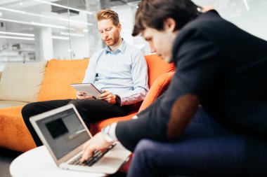 Bsuiness meslektaşları kanepede rahatlatıcı