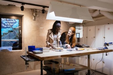 Modern güzel atölyede çalışan insanlar