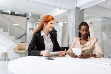 Teknolojisini kullanarak iki iş kadınları