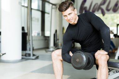 Eğitim bir spor salonunda genç adam