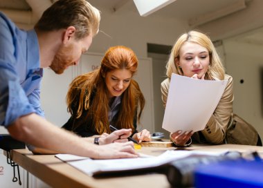 Beyin fırtınası yaratıcı tasarımcılar grubu