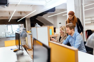 ofiste çalışan iş adamları