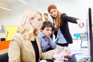 ofiste çalışan iş adamları