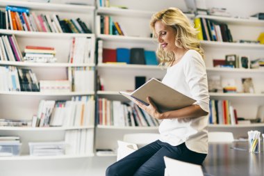 Kitap okuyan bir kadın.