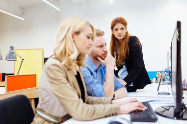 ofiste çalışan iş adamları