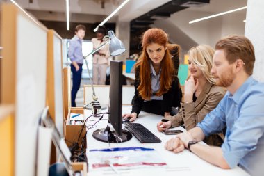 Ofiste iş adamları işbirliği