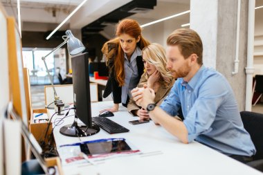 Çok ırklı insanların modern ofisinde çalışan