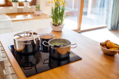 Öğle Yemeği mutfakta yapılıyor