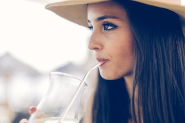 Dalgın kadın içki içecek