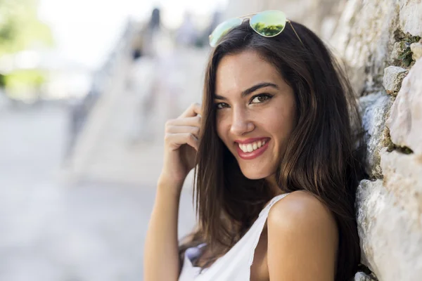 Schöne Frau posiert im Sommer — Stockfoto