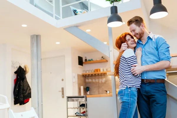 Pareja enamorada abrazándose —  Fotos de Stock