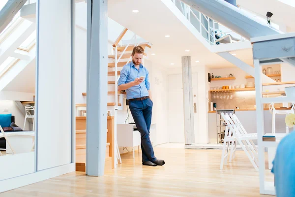 Hombre de negocios guapo en casa — Foto de Stock