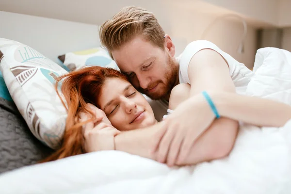 美丽幸福的夫妇，在床上 — 图库照片