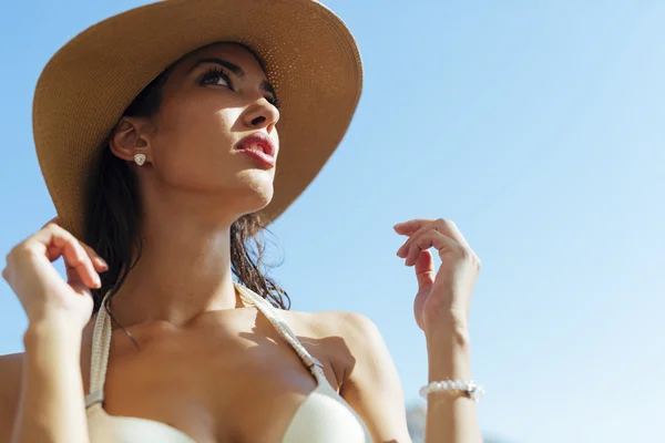 Menina elegante usando um chapéu no verão — Fotografia de Stock