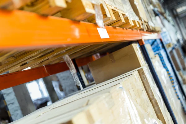 Pallets in een industriële pakhuis — Stockfoto