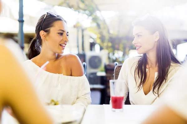 Duas meninas conversando durante a pausa para almoço — Fotografia de Stock