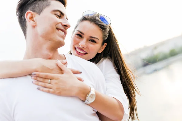 Joven y hermosa pareja enamorada — Foto de Stock