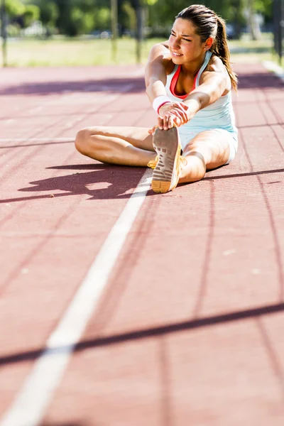 Mujer atlética estirándose en verano —  Fotos de Stock