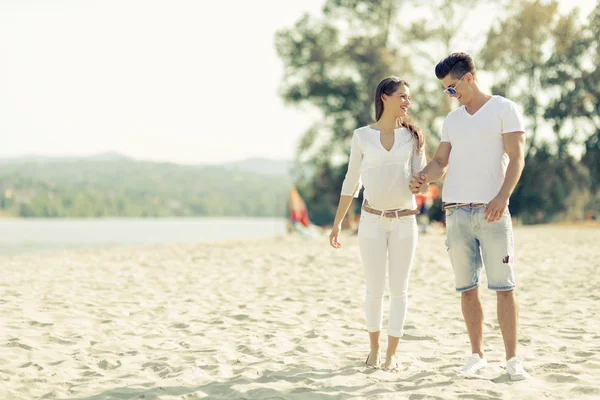 Coppia romantica che si tiene per mano — Foto Stock