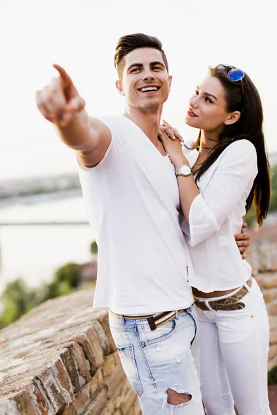 Happy couple pointing in a direction — Stock Photo, Image