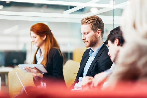 Gente de negocios durante conversación —  Fotos de Stock