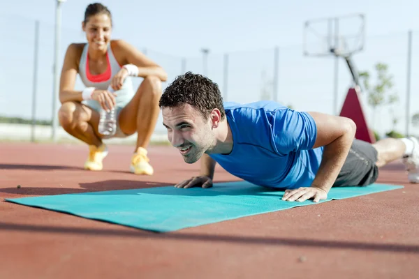 Entrenador personal saludable contando flexiones — Foto de Stock