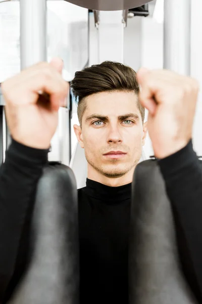 Bello giovane uomo formazione in una palestra — Foto Stock