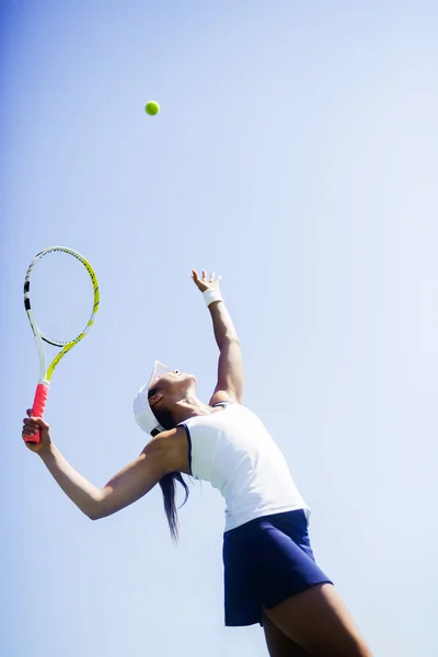 Tennisspielerin serviert — Stockfoto