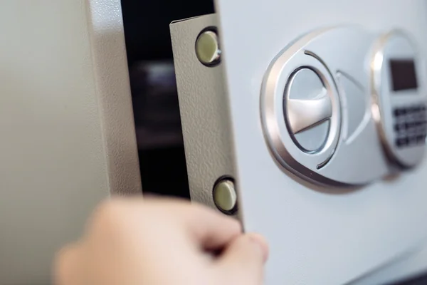 Öffnung eines Safes, in dem Geld deponiert wird — Stockfoto