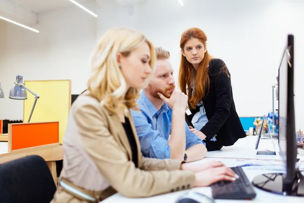 Zakenmensen werken in office — Stockfoto