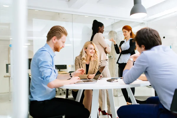 Reunião de empresários na mesa redonda — Fotografia de Stock