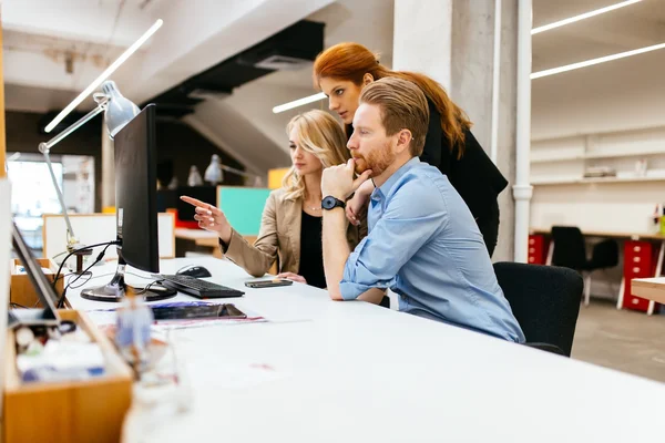 Medarbeidere løser problemer sammen – stockfoto