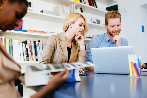 Businesspeople working in office — Stock Photo, Image