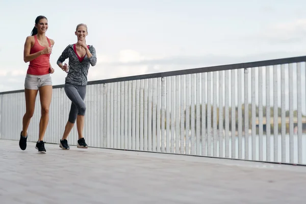 Exercising by jogging in city — Stock Photo, Image