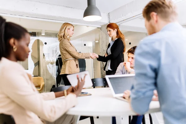 Empresários apertando as mãos no escritório — Fotografia de Stock